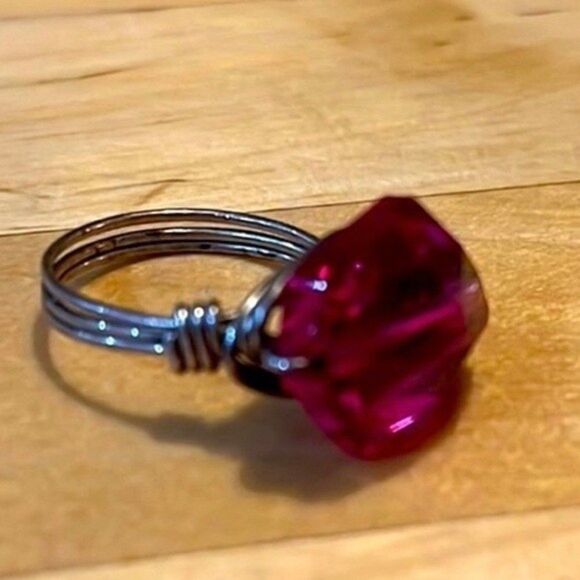 Beautiful costume jewelry ring. Silver wire hand crafted metal with pink stone - Picture 2 of 10